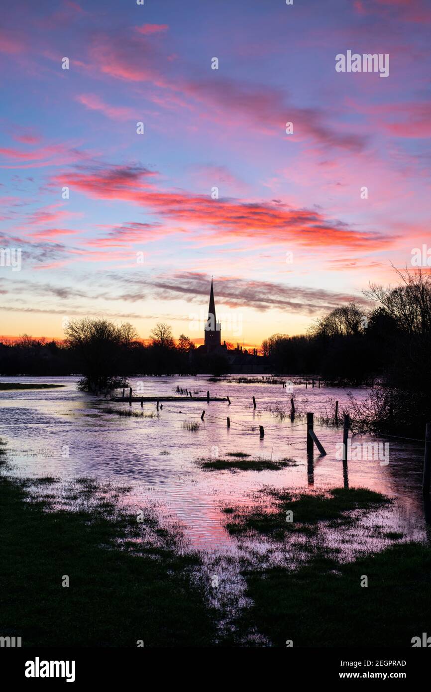 L'église de Burford se reflète dans une rivière inondée windrush à l'aube en hiver. Burford, Cotswolds, Oxfordshire, Angleterre Banque D'Images