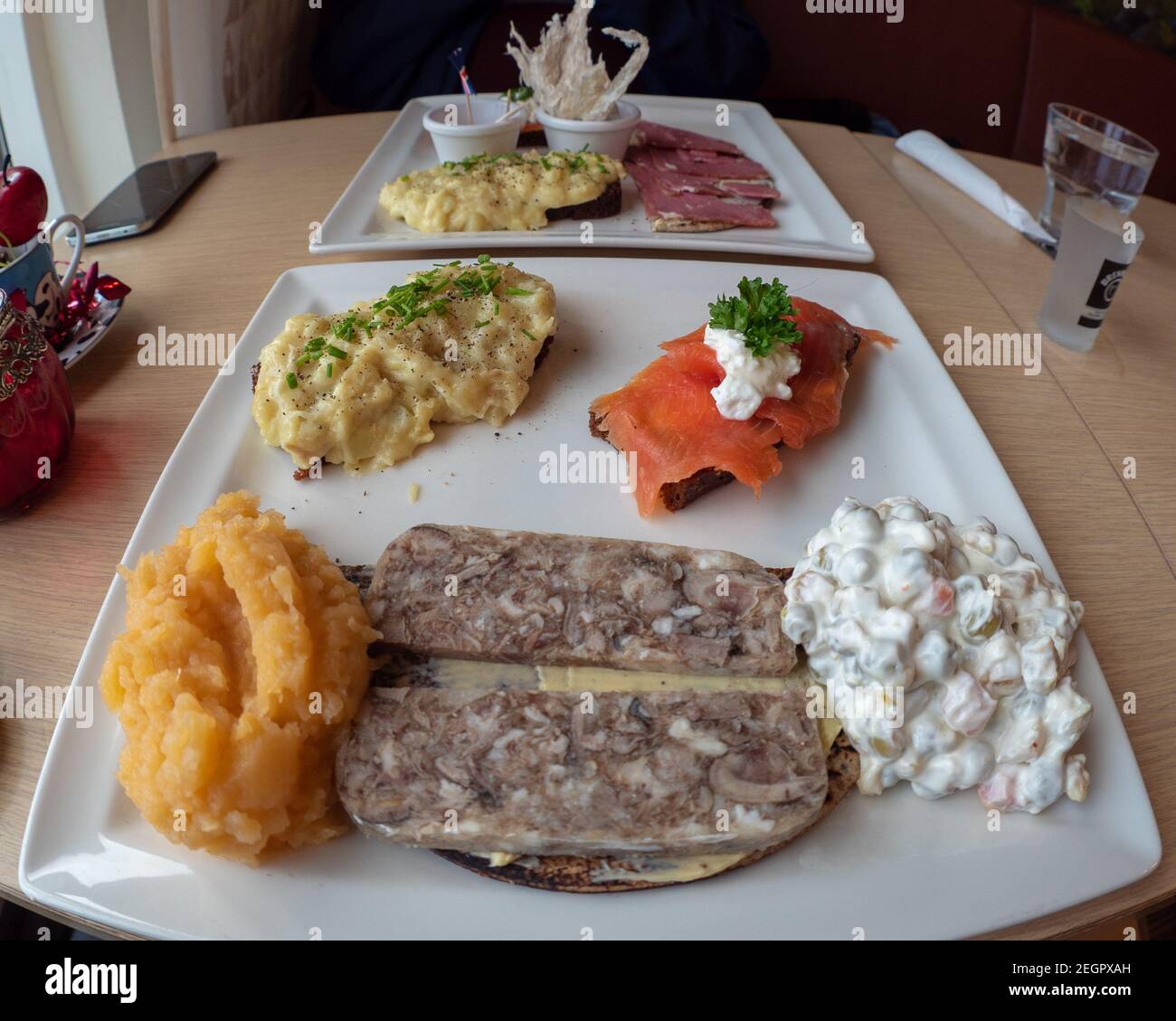 Plateau d'échantillons de nourriture islandais avec gelée de tête de mouton, truite fumée, salade de haricots, purée de poisson et navets Banque D'Images