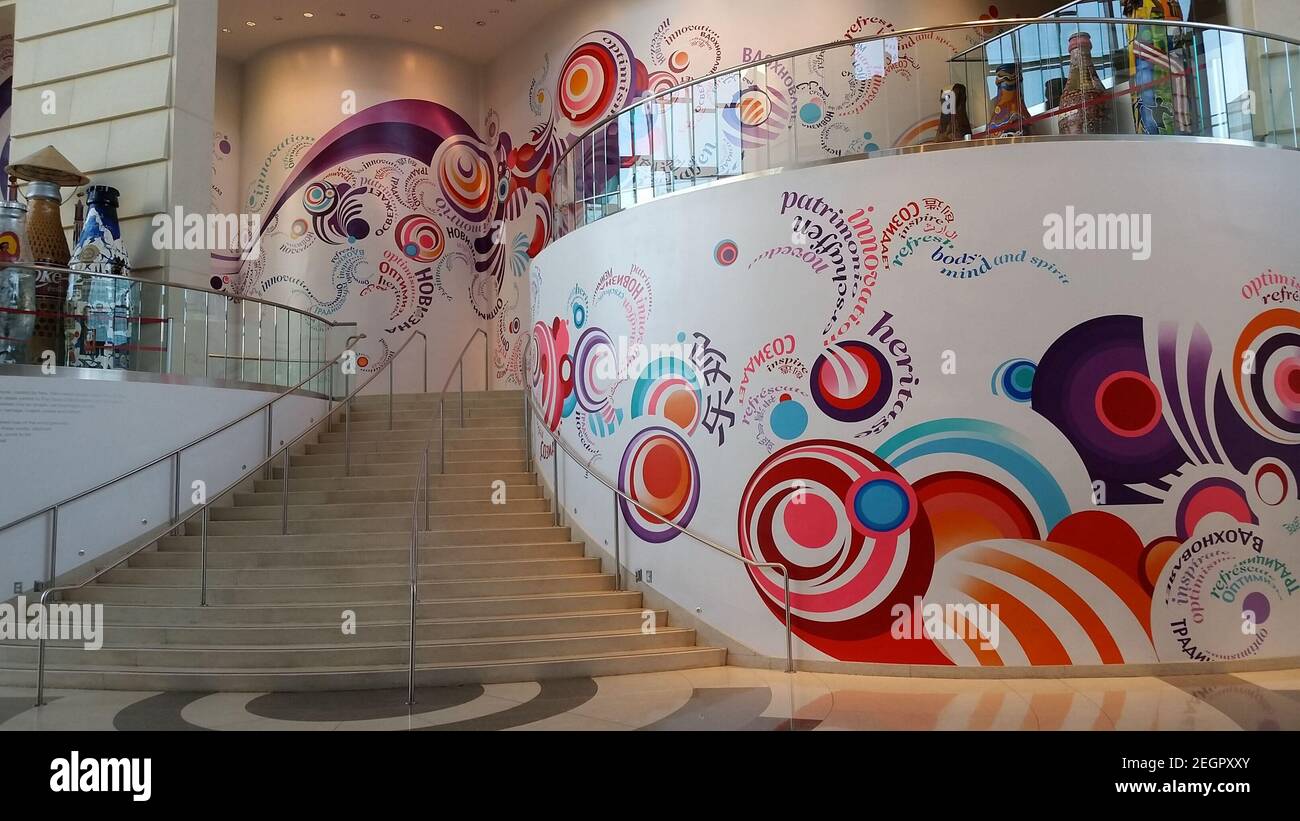 USA, Atlanta - 23 août 2014 - des mots colorés ornent les murs du hall d'entrée de Coca Cola, plan horizontal Banque D'Images