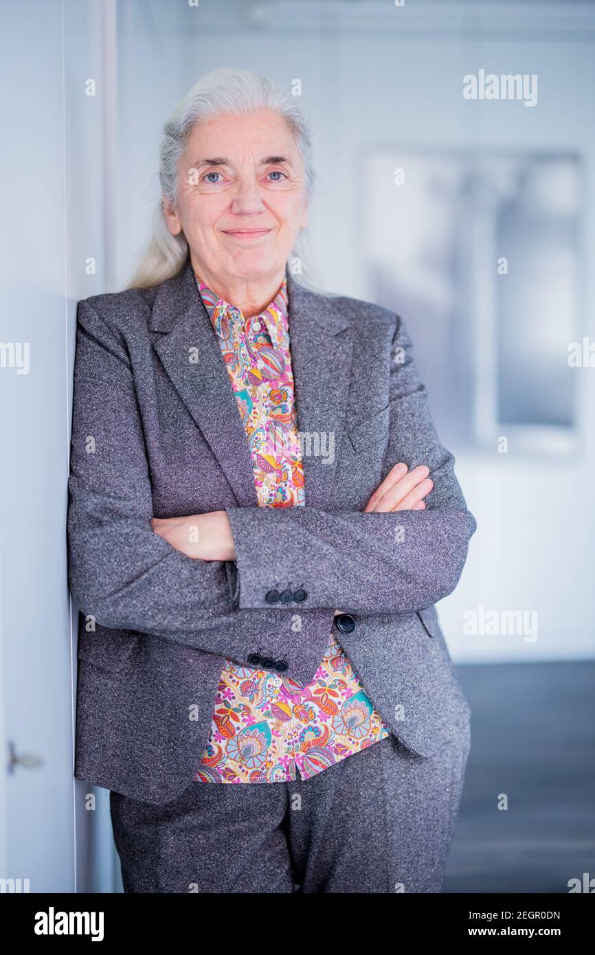 Düsseldorf, Allemagne. 17 février 2021. Isabel Pfeiffer-Poensgen (indépendante), ministre de la Culture et des Sciences de la Rhénanie-du-Nord-Westphalie, est présente dans son bureau. (À dpa 'Minister appelle plus d'effort dans la recherche de l'art pillé' de 19.02.) Credit: Rolf Vennenbernd/dpa/Alay Live News Banque D'Images