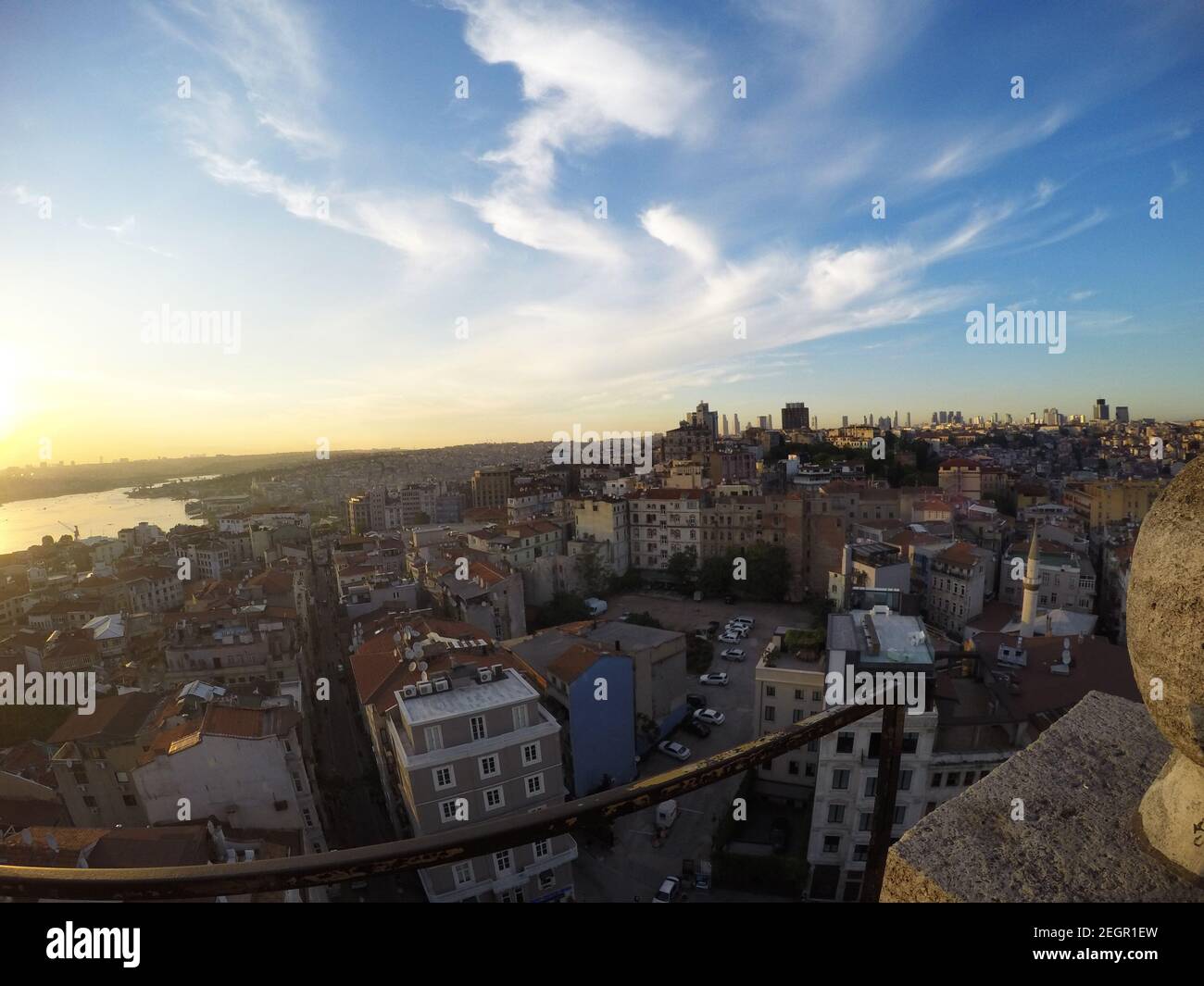 Paysage urbain d'Istanbul au coucher du soleil, bâtiments vus du dessus de la tour de Galata Banque D'Images