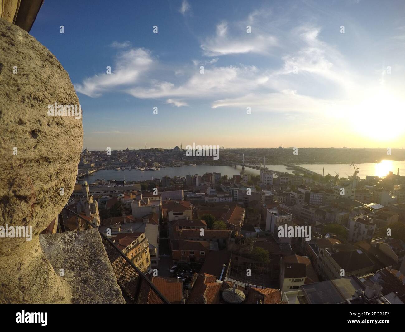 Coucher de soleil au-dessus de la tour de Galata, bâtiments de la ville sous, ponts traversant le détroit du Bosphore Banque D'Images