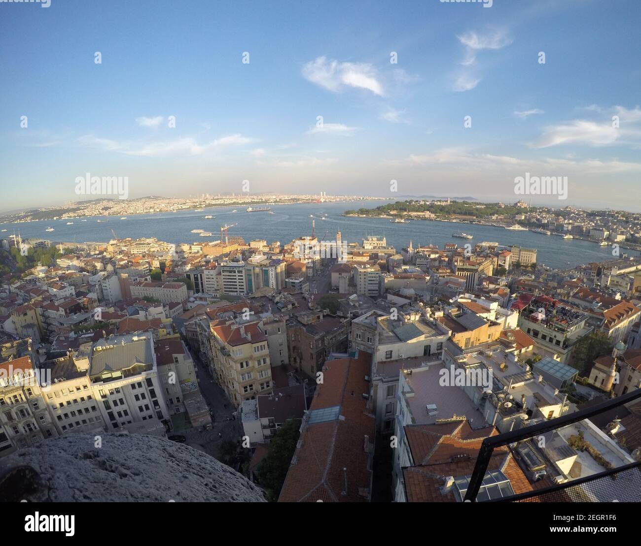 Vue sur le détroit du Bosphore depuis le dessus de la tour de Galata en Turquie, les bâtiments de la ville sont en-dessous Banque D'Images