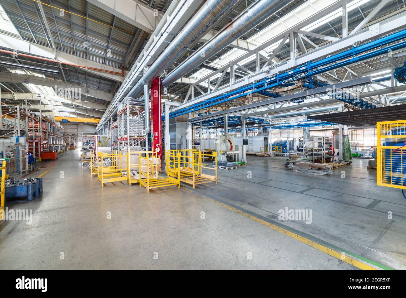 Intérieur industriel. Atelier équipé de convoyeurs. Banque D'Images