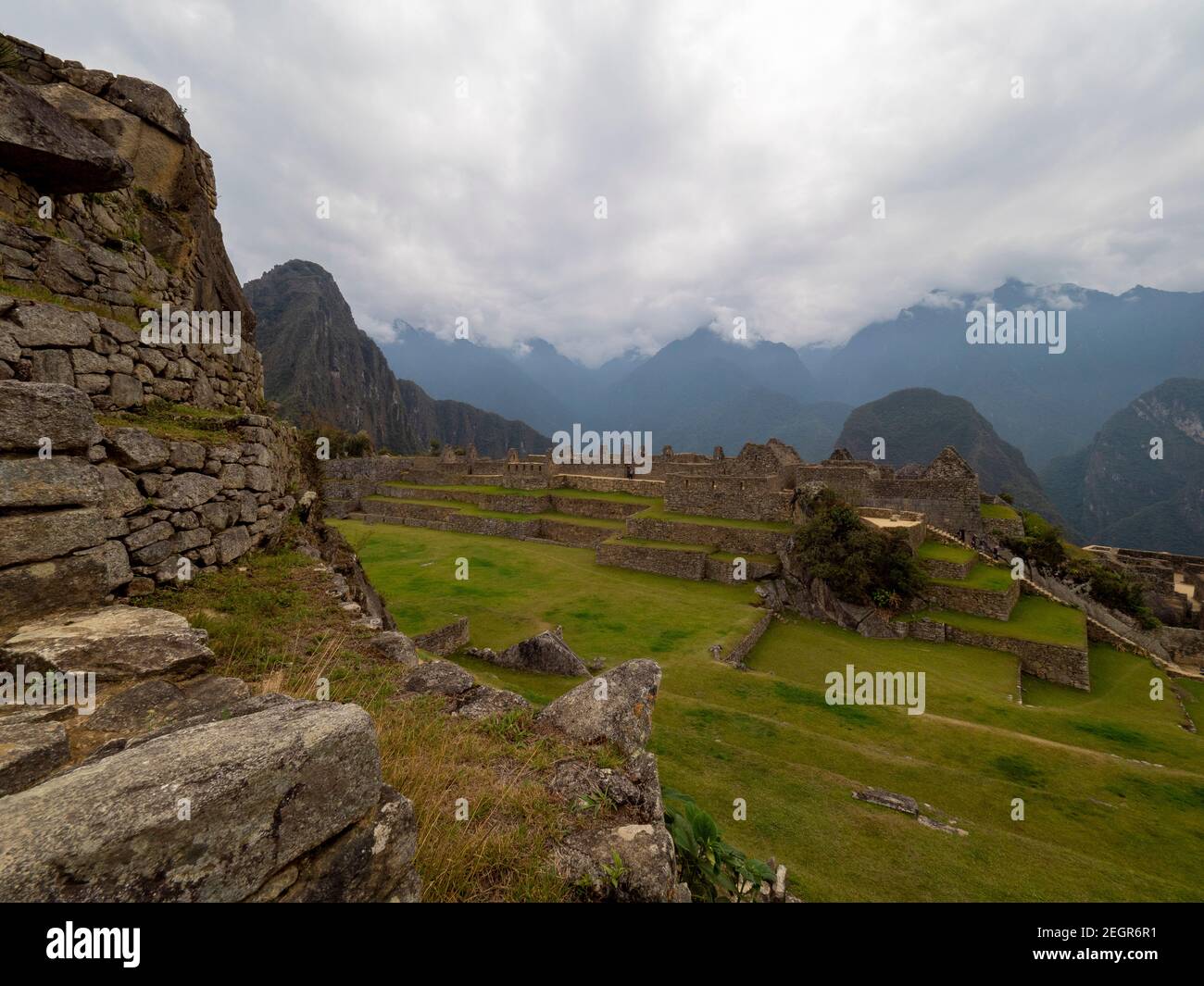 Les terrasses du Machu Picchu et les murs en pierre offrent une vue d'en haut Banque D'Images