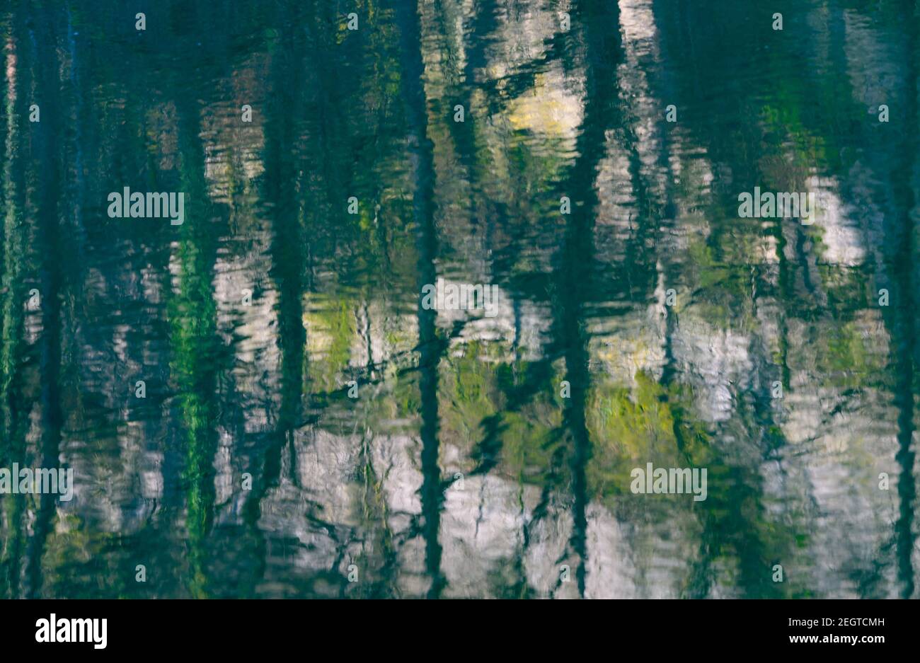 réflexion dans l'eau de la rivière steyr dans un canyon près de molln, en haute-autriche Banque D'Images