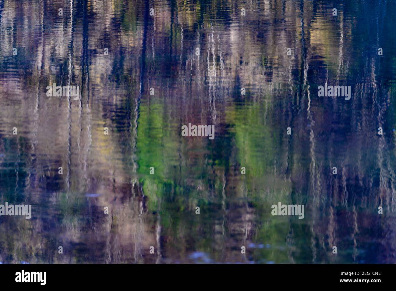 réflexion dans l'eau de la rivière steyr dans un canyon près de molln, en haute-autriche Banque D'Images