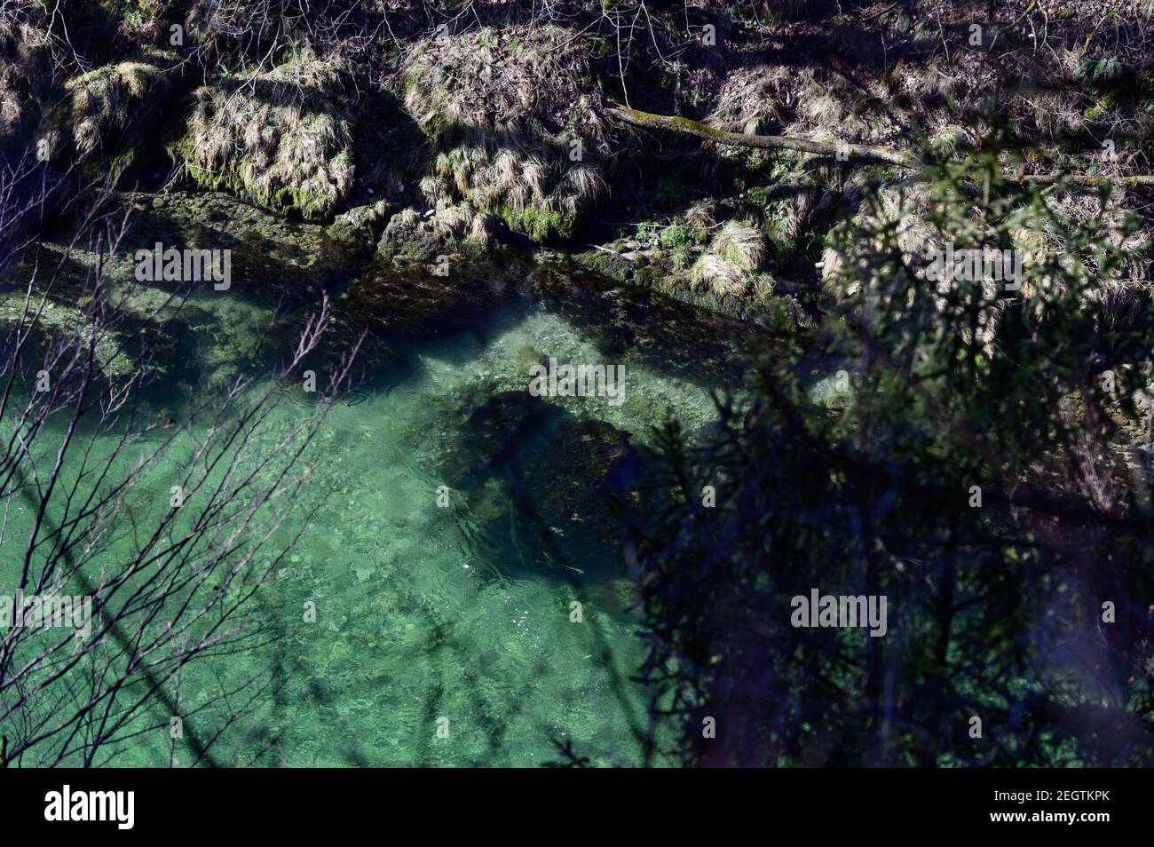 réflexion dans l'eau de la rivière steyr dans un canyon près de molln, en haute-autriche Banque D'Images