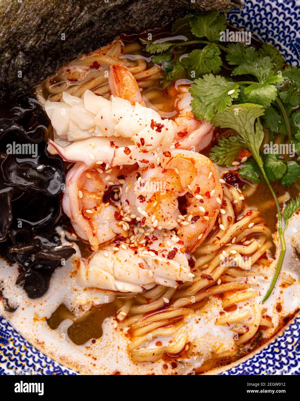 Soupe asiatique de nouilles ebi ramen aux crevettes Banque D'Images