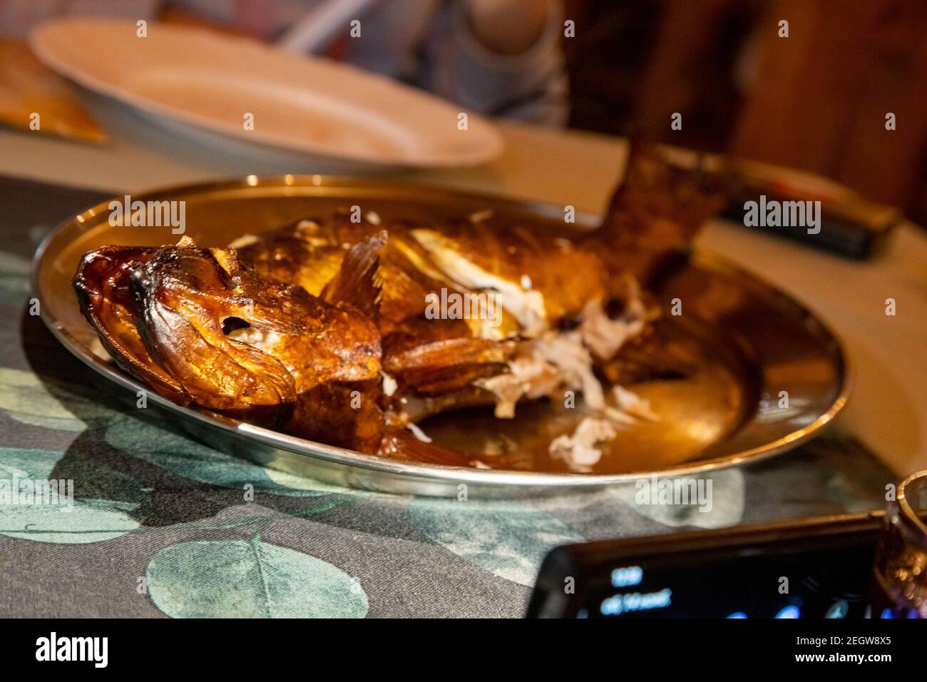 délicieux poisson fumé sur une assiette. gros plan, mise au point sélective, arrière-plan flou. dîner au restaurant Banque D'Images