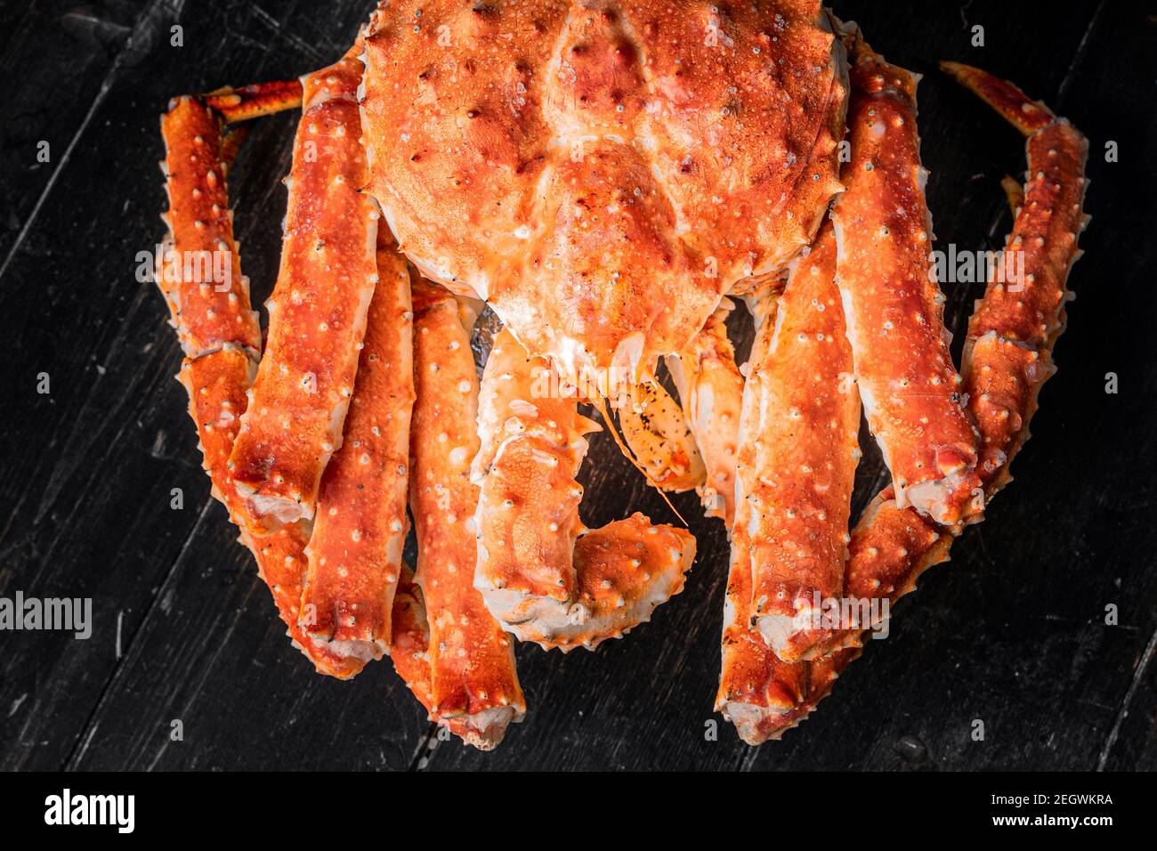 Crabes du roi kamchatka savoureux sur bois sur fond marron Banque D'Images