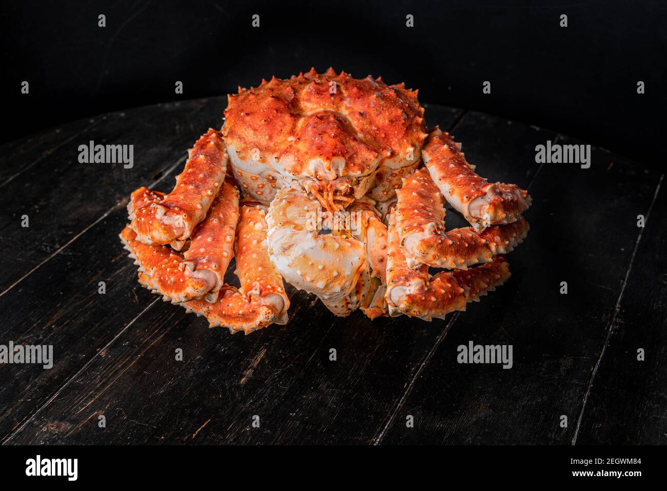 Crabes du roi kamchatka savoureux sur bois sur fond marron Banque D'Images