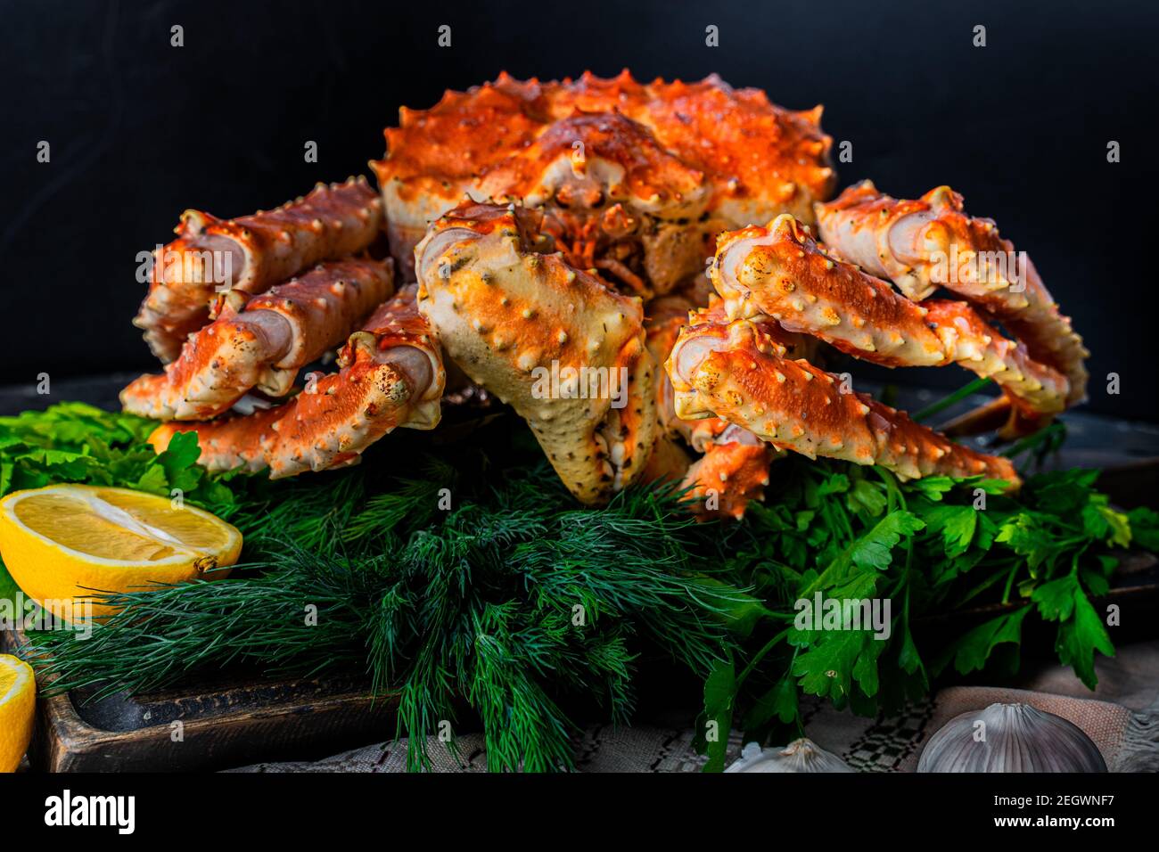 Crabe royal savoureux de kamchatka avec tranches de citron sur bois Banque D'Images