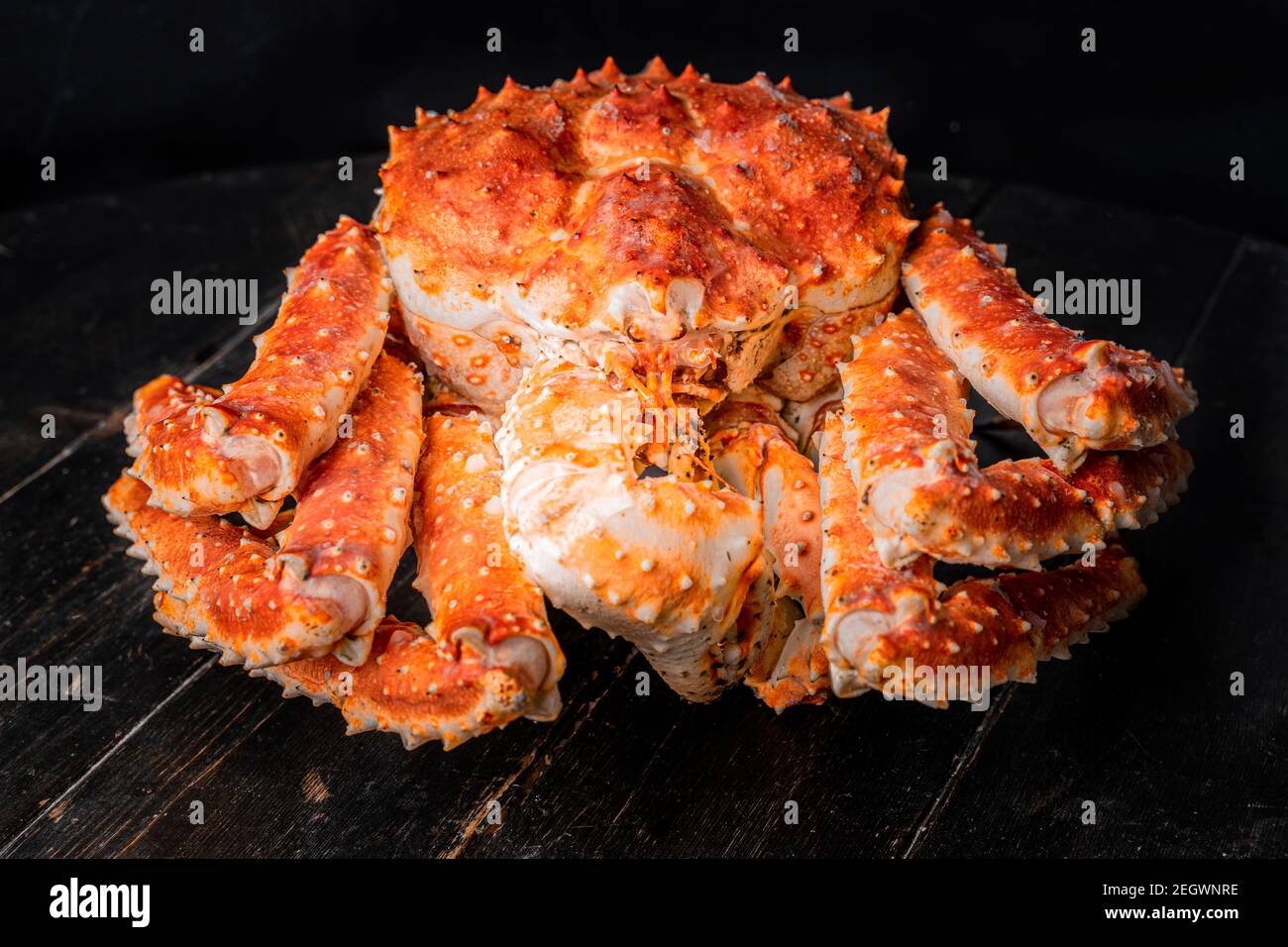 Crabes du roi kamchatka savoureux sur bois sur fond marron Banque D'Images