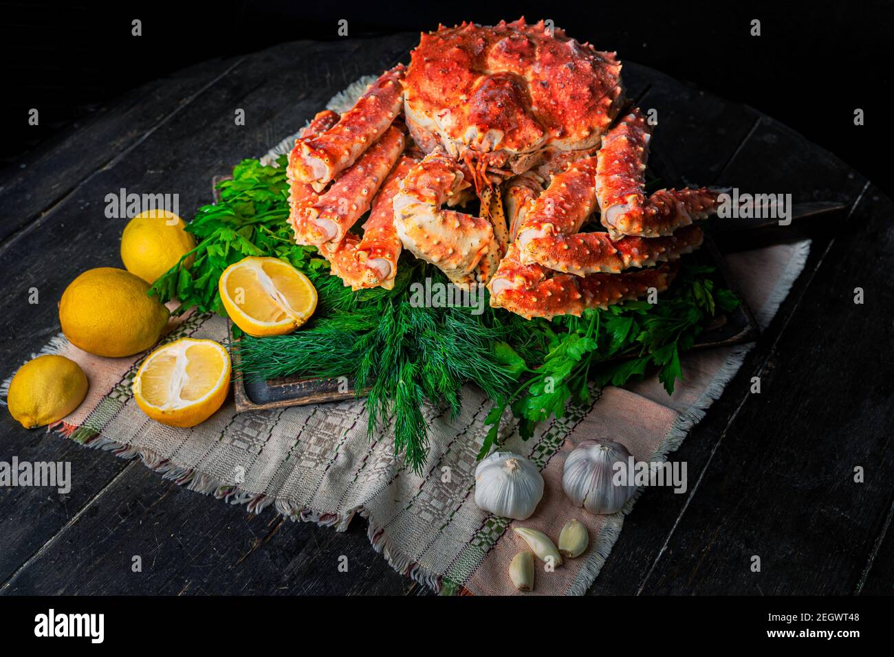 Crabe royal savoureux de kamchatka avec tranches de citron sur bois Banque D'Images