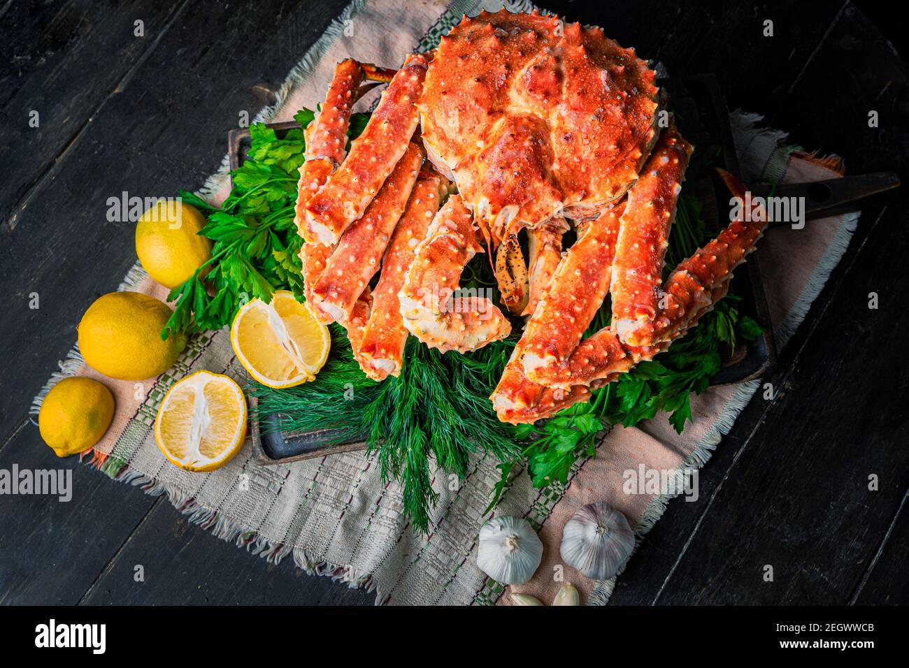 Crabe royal savoureux de kamchatka avec tranches de citron sur bois Banque D'Images
