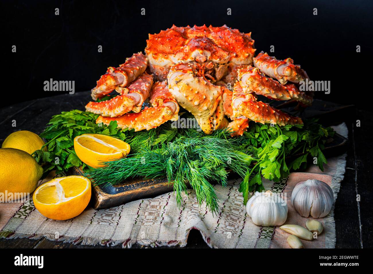 Crabe royal savoureux de kamchatka avec tranches de citron sur bois Banque D'Images