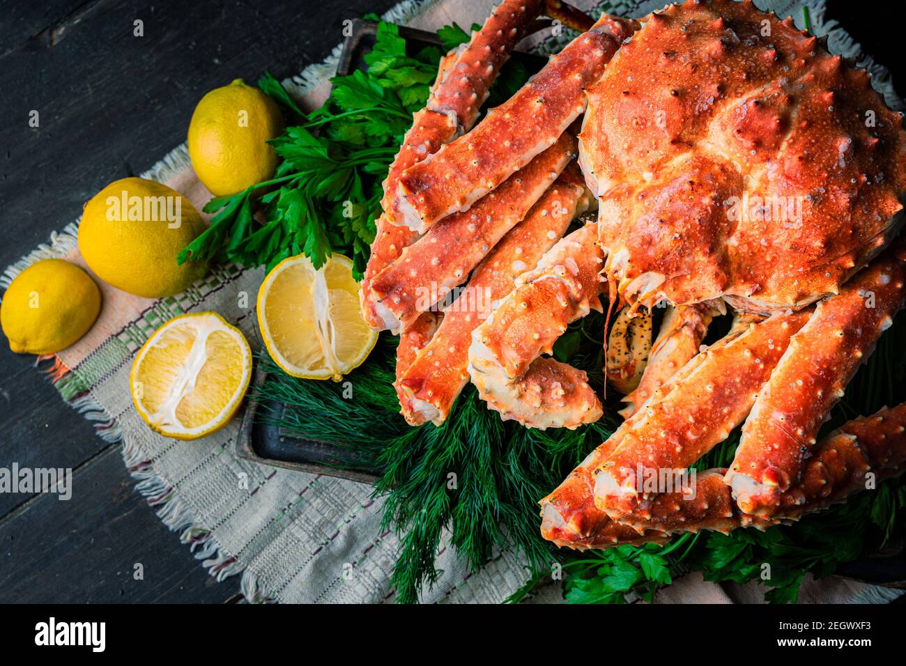 Crabe royal savoureux de kamchatka avec tranches de citron sur bois Banque D'Images