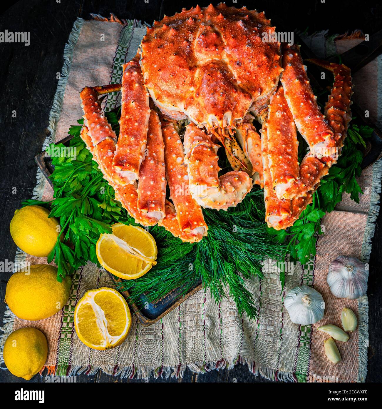 Crabe royal savoureux de kamchatka avec tranches de citron sur bois Banque D'Images