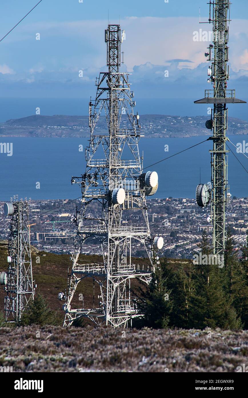 Vue rapprochée de l'antenne de l'émetteur de Three Rock TV vue depuis le château de Fairy (Two Rock Mountain), Dublin Mountains, Irlande. Tour cellulaire unique Banque D'Images