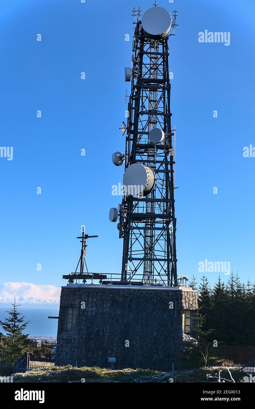 Antenne de l'émetteur Three Rock TV vue depuis le château de Fairy (Two Rock Mountain), Dublin Mountains, Irlande. Une tour cellulaire dans le ciel Banque D'Images