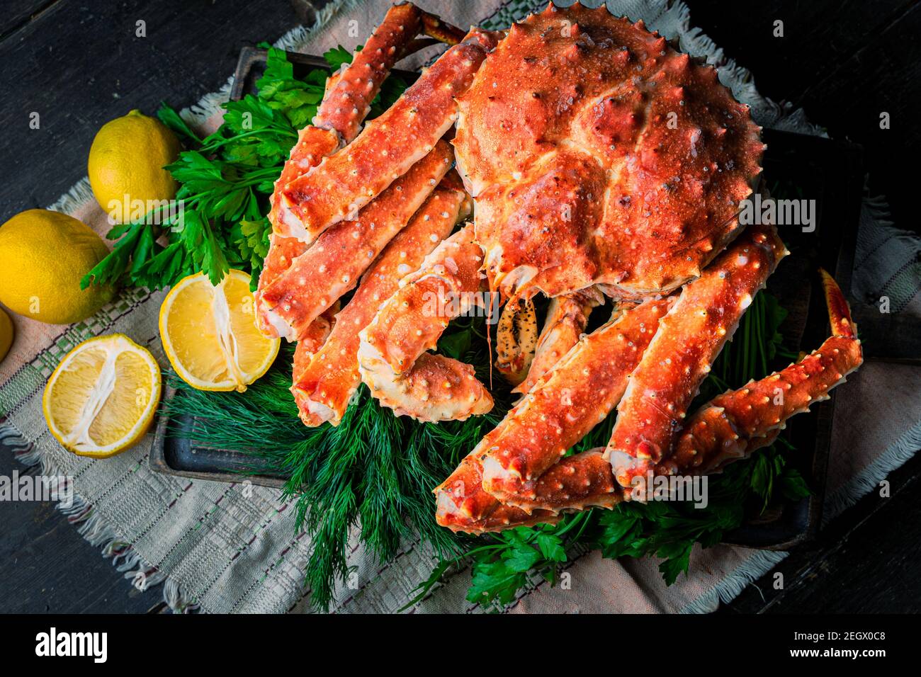 Crabe royal savoureux de kamchatka avec tranches de citron sur bois Banque D'Images