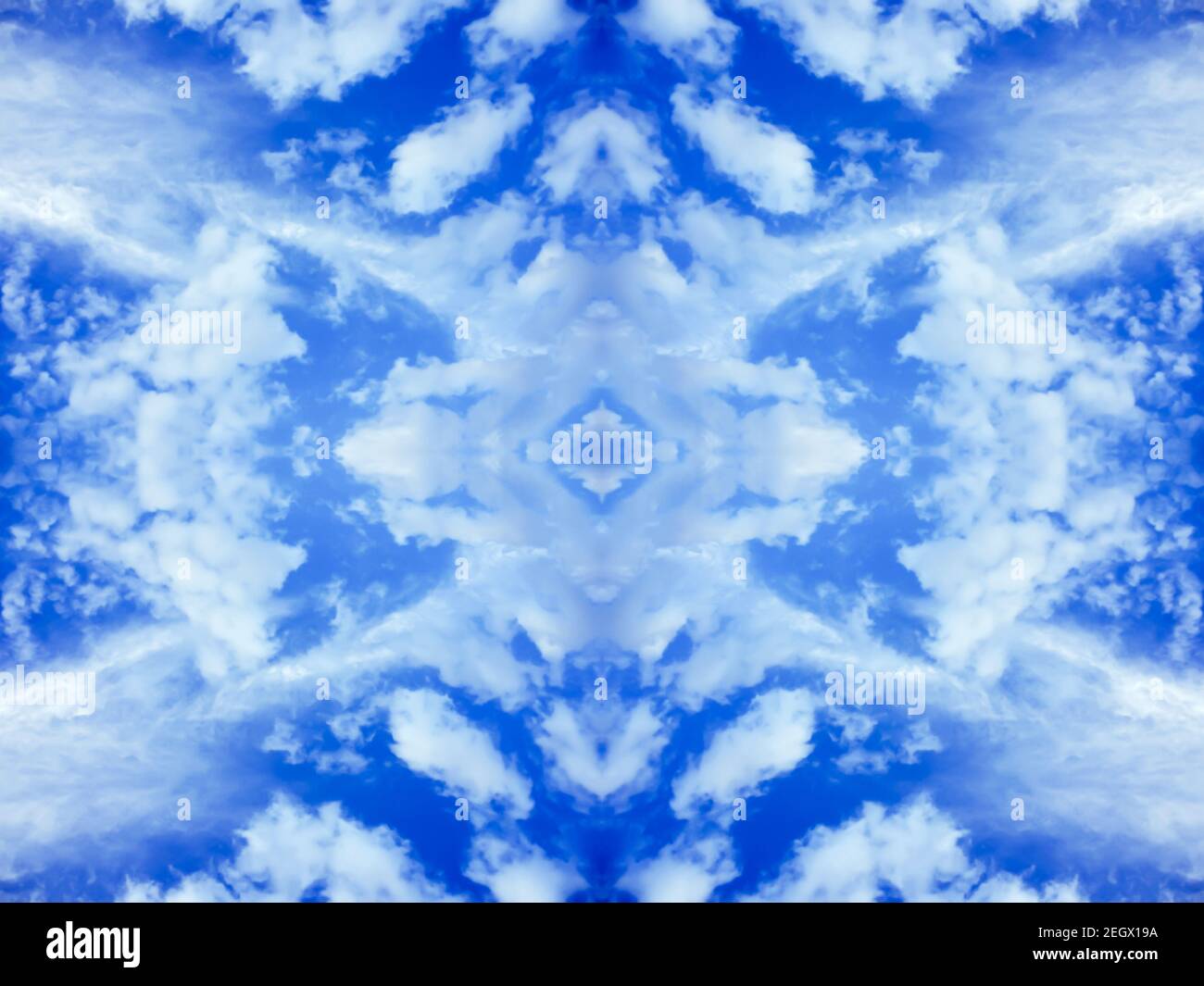 Ciel bleu vif avec nuages blancs. Réflexion miroir, arrière-plan texturé avec effet kaléidoscope. Papier peint naturel abstrait Banque D'Images