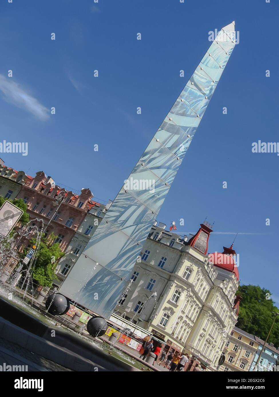 KARLOVY VARY, RÉPUBLIQUE TCHÈQUE - 28 MAI 2017 : la fontaine sous forme de stèle (avec des personnes marchant) Banque D'Images