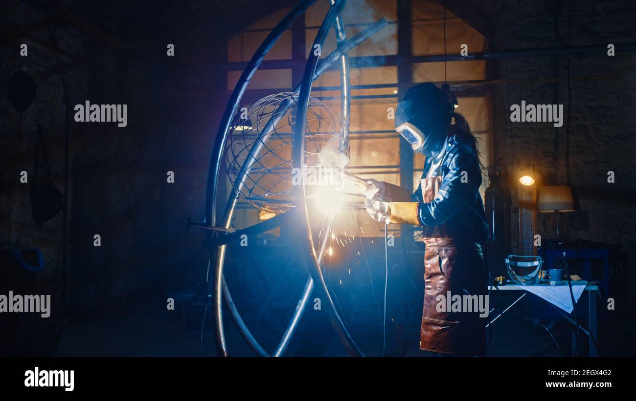 Talentueuse artiste féminine émergente est le soudage d'une sculpture métallique abstraite et brutale qui reflète le moment présent. Magnifique Tomboy Fabricator Banque D'Images