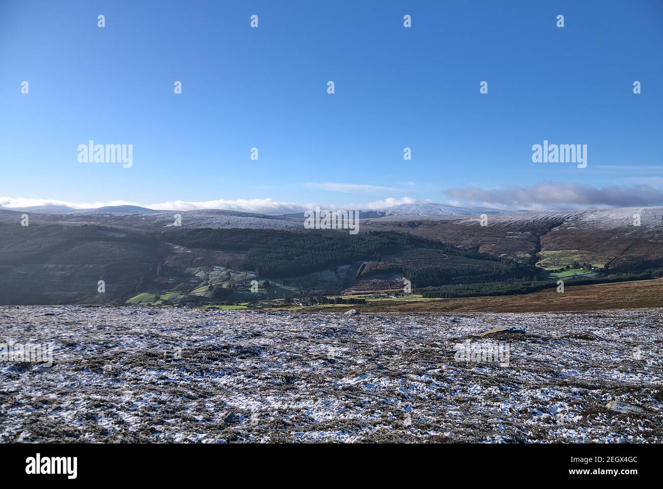 Vue panoramique spectaculaire sur les montagnes Wicklow en hiver, vue depuis le château de Fairy (Two Rock Mountain), les montagnes de Dublin, en Irlande, par temps froid et ensoleillé. Irlandais Banque D'Images