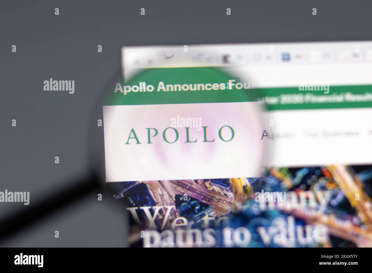 New York, Etats-Unis - 15 février 2021 : site Web de gestion globale Apollo dans un navigateur avec logo de la société, Editorial Banque D'Images