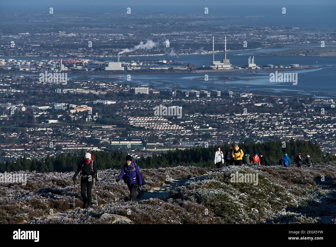 Co. Dublin, Irlande - janvier 23: Les gens randonnée pendant la pandémie de covid pour voir les paysages d'hiver irlandais et de montagne inhabituels. Vue depuis le château de Fairy Banque D'Images