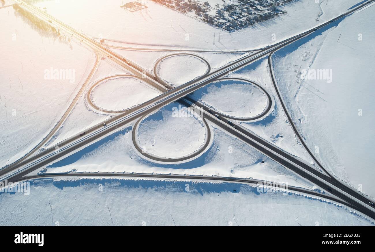 Transport intersection de route aérienne au-dessus de drone vue sur la neige d'hiver saison Banque D'Images
