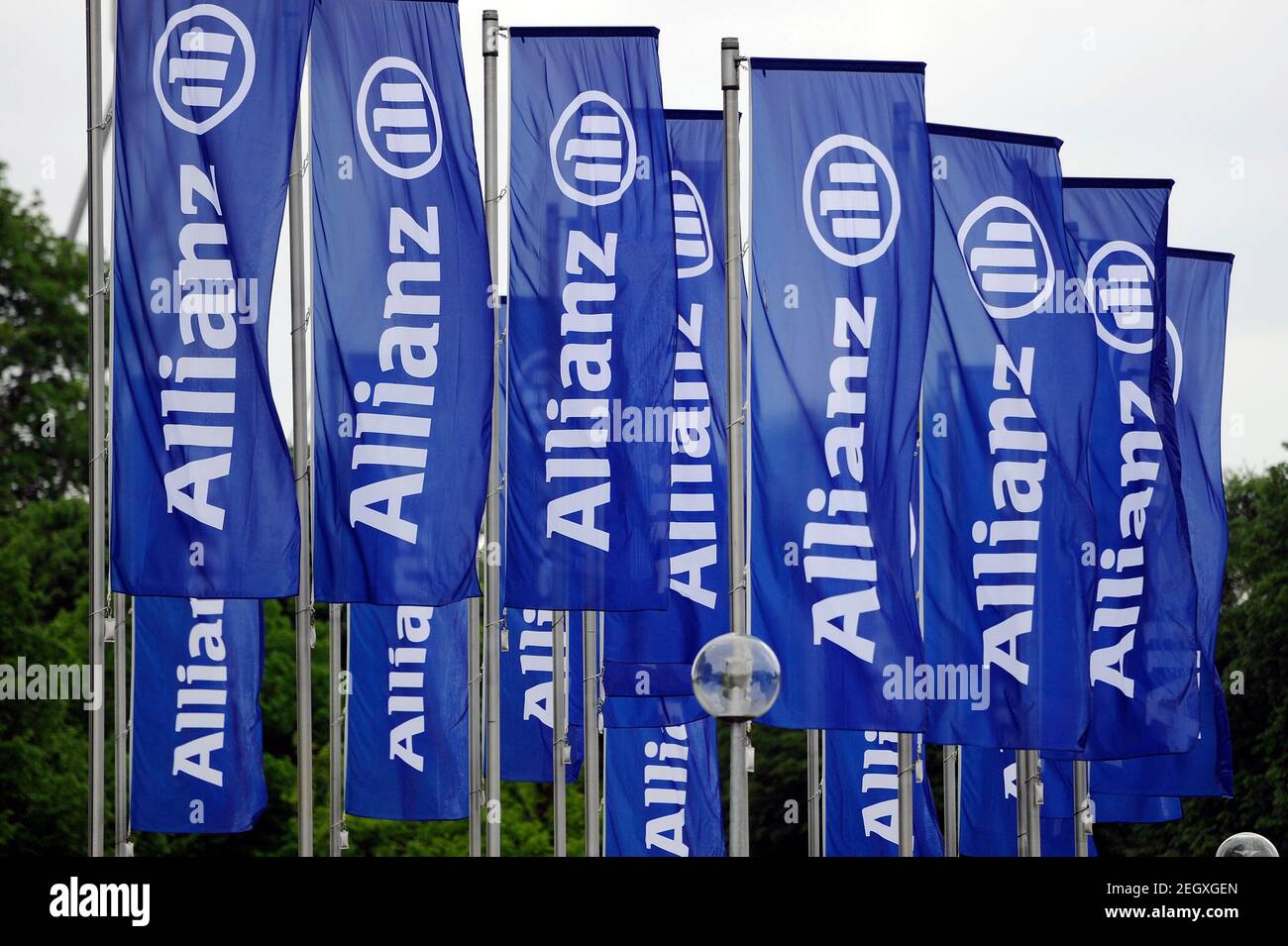 Allianz dépasse les attentes en matière de bénéfices après le dernier sursaut C optimiste Perspectives drapeaux, drapeaux dans le vent. Assemblée générale annuelle d'ALLIANZ se 2014 le 7 mai 2014, Olympiahalle Muenchen. | utilisation dans le monde entier Banque D'Images