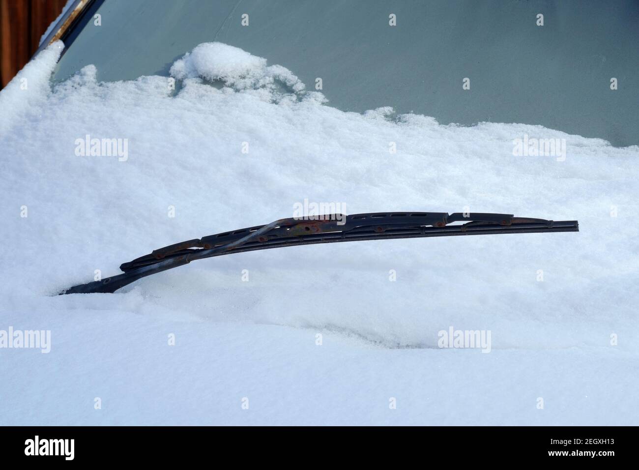 bras d'essuie-glace dépassant de la neige sur le pare-brise de la fourgonnette Banque D'Images bras d'essuie-glace dépassant de la neige sur le pare-brise de la fourgonnette Banque D'Images