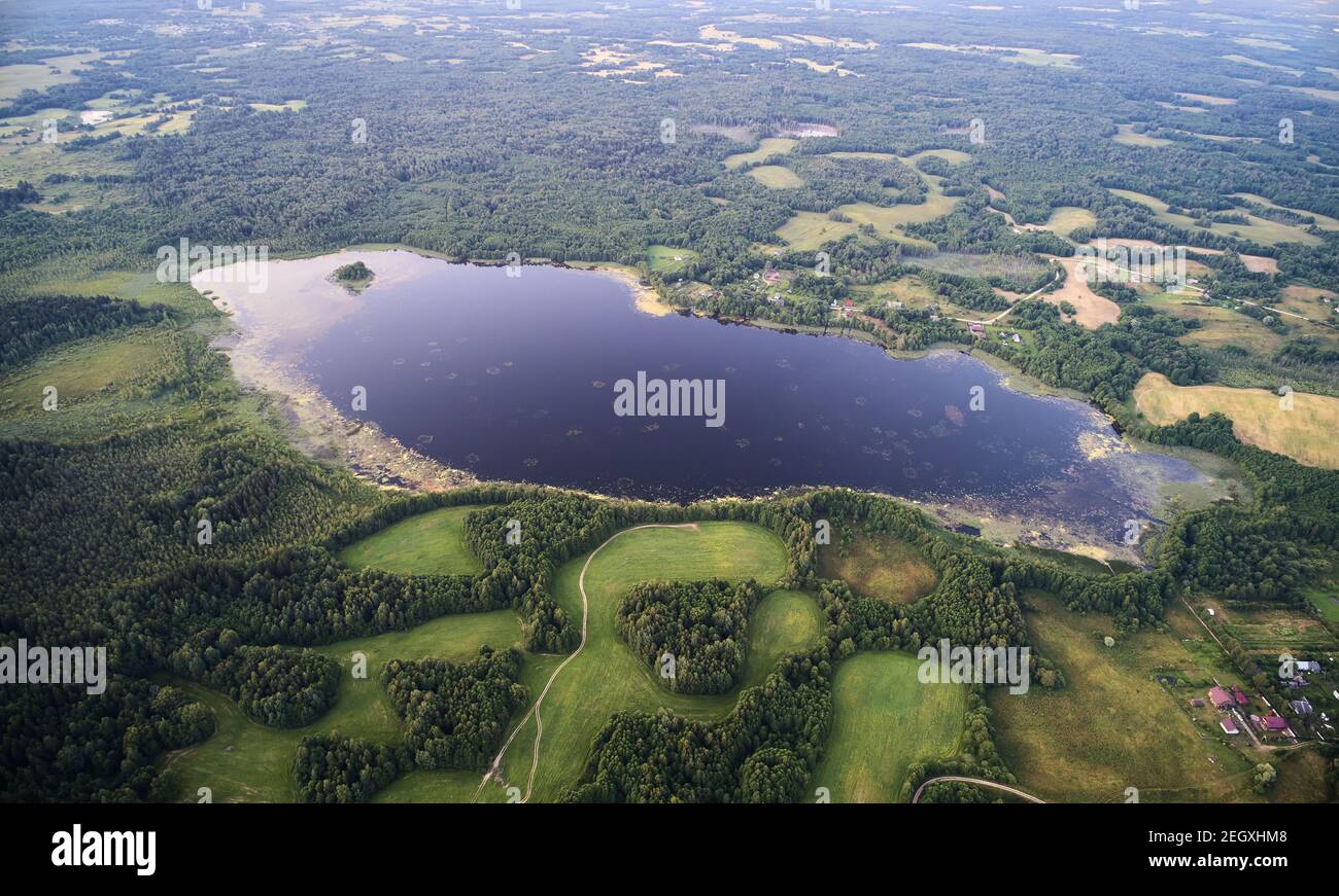 Grand étang vue aérienne en arrière-plan de forêt naturelle Banque D'Images