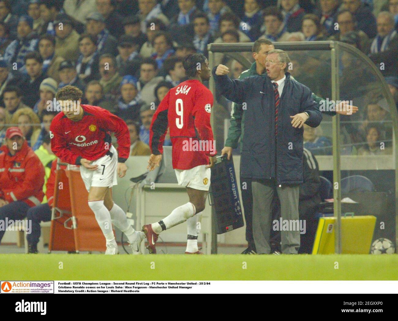 Football - Ligue des champions de l'UEFA - deuxième manche première étape -  FC Porto v Manchester United - 25/2/04 Cristiano Ronaldo vient pour Louis  Saha / Alex Ferguson - Manchester United