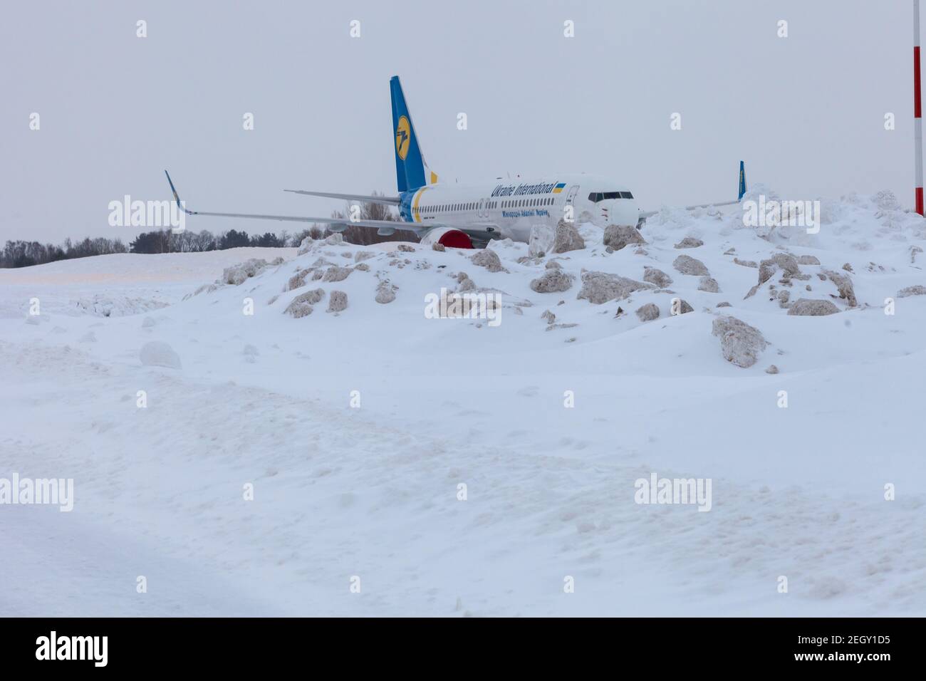 Ukraine, Kiev - 12 février 2021 : avions à l'hiver. Avion. Il y a beaucoup de neige à l'aéroport. Mauvais temps et visibilité. Blocs de neige. Neige Banque D'Images