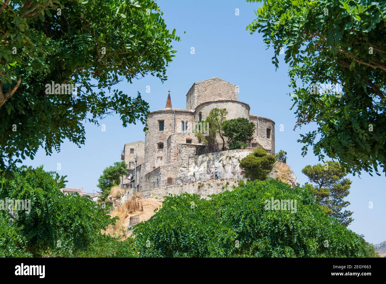 Vue sur l'église de S. Maria di Loreto à Petralia Soprana, Palerme, Sicile, Italie. Petralia Soprana dans les montagnes de Madonie, élu meilleur village Banque D'Images