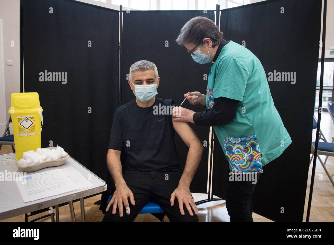 Le maire de Londres Sadiq Khan reçoit sa première dose du vaccin Pfizer du Dr Sue Clarke dans une clinique de vaccination COVID-19 de l'église baptiste Mitcham Lane, au sud de Londres. Date de la photo : vendredi 19 février 2021. Banque D'Images