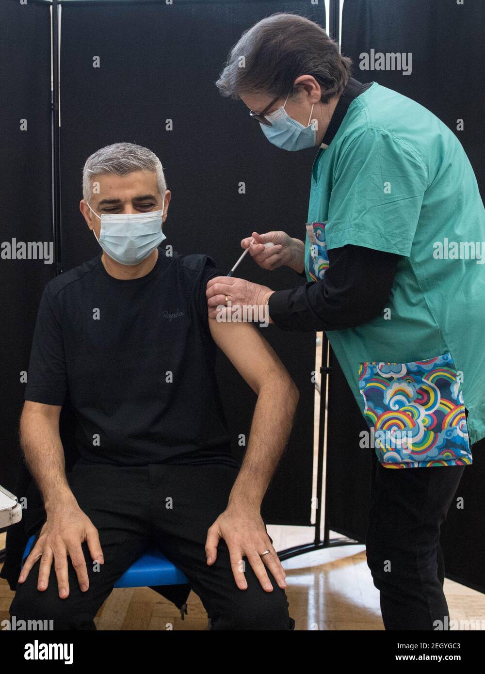Le maire de Londres Sadiq Khan reçoit sa première dose du vaccin Pfizer du Dr Sue Clarke dans une clinique de vaccination COVID-19 de l'église baptiste Mitcham Lane, au sud de Londres. Date de la photo : vendredi 19 février 2021. Banque D'Images