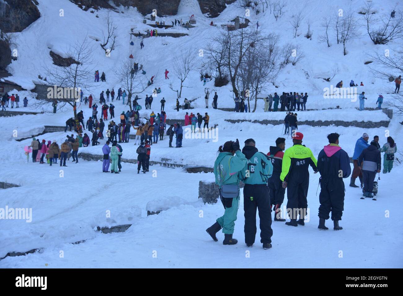 Manali, Inde. 17 février 2021. Touristes pendant la visite à la vallée de Solang dans Manali Himachal Pradesh. (Photo de Shaukat Ahmed/Pacific Press) Credit: Pacific Press Media production Corp./Alay Live News Banque D'Images