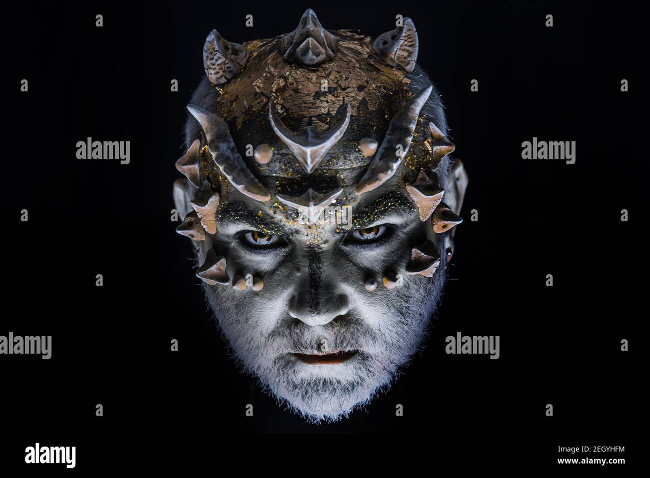Démon Du Diable. Tête Avec Des Épines Ou Des Verrues, Visage Couvert De  Paillettes, Gros Plan. Concept Fantasy. Démon Sur Un Visage Sérieux,  Arrière-Plan Noir Photo Stock - Alamy