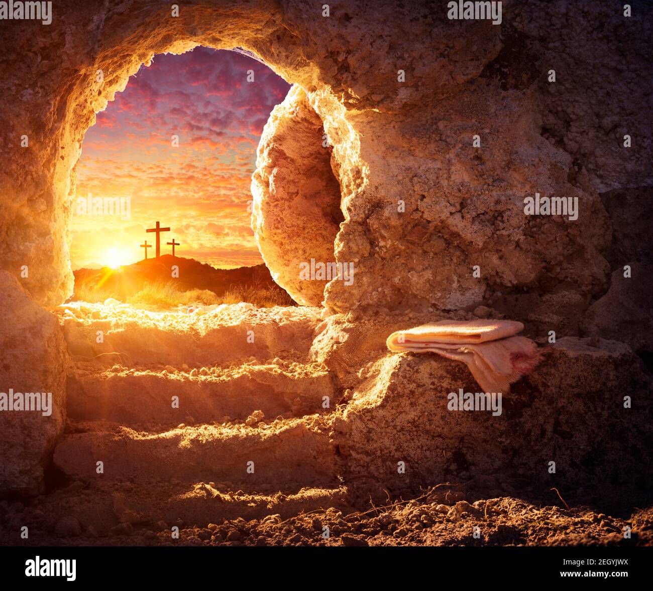 Tombe vide avec Crucifixion au lever du soleil - concept de la résurrection Banque D'Images