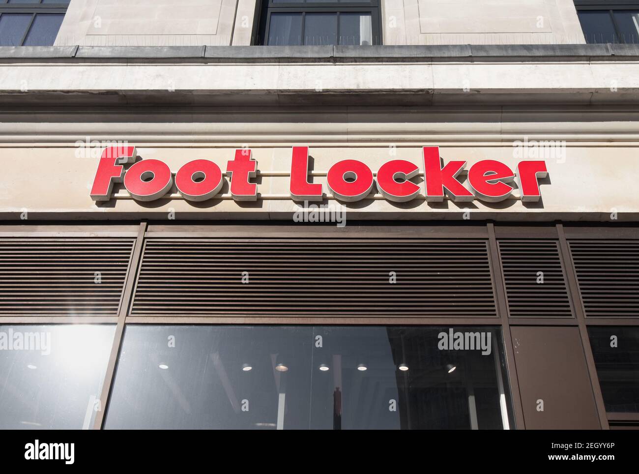 Londres Royaume-Uni - 4 novembre 2020 - panneau foot Locker et magasin extérieur sur Oxford Street, centre de Londres Banque D'Images