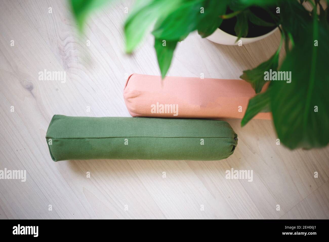 rouleaux de sport multicolores pour un massage du dos et du cou. Banque D'Images