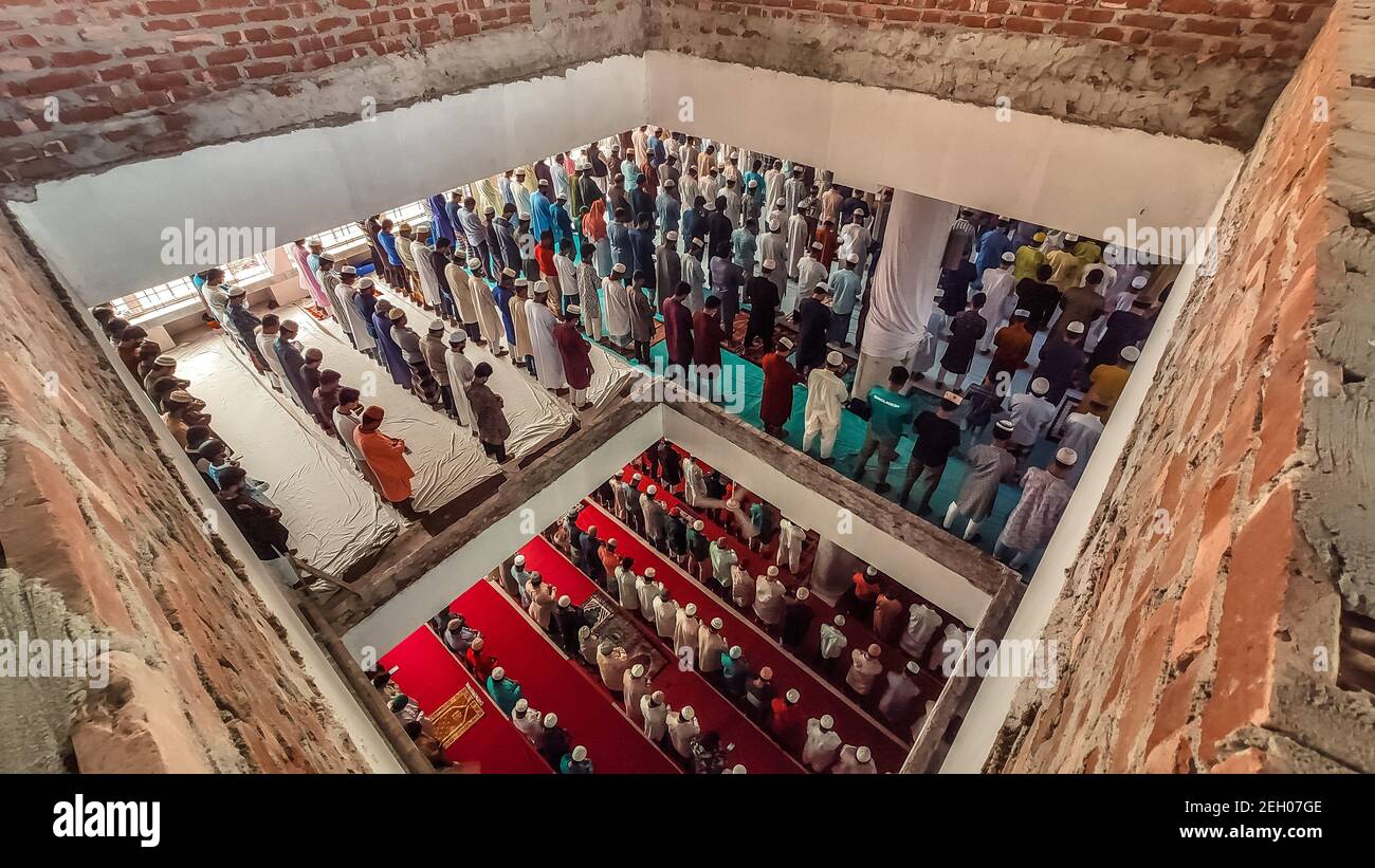 Barishal, Barishal, Bangladesh. 19 février 2021. Malgré une situation critique de la pandémie Covid-19 au Bangladesh, les gens se rassemblent dans un grand nombre de mosquées sans prendre de distance sociale pour dire leur prière Jummah dans la ville de Barishal au Bangladesh. Crédit: Mustasinur Rahman Alvi/ZUMA Wire/Alamy Live News Banque D'Images