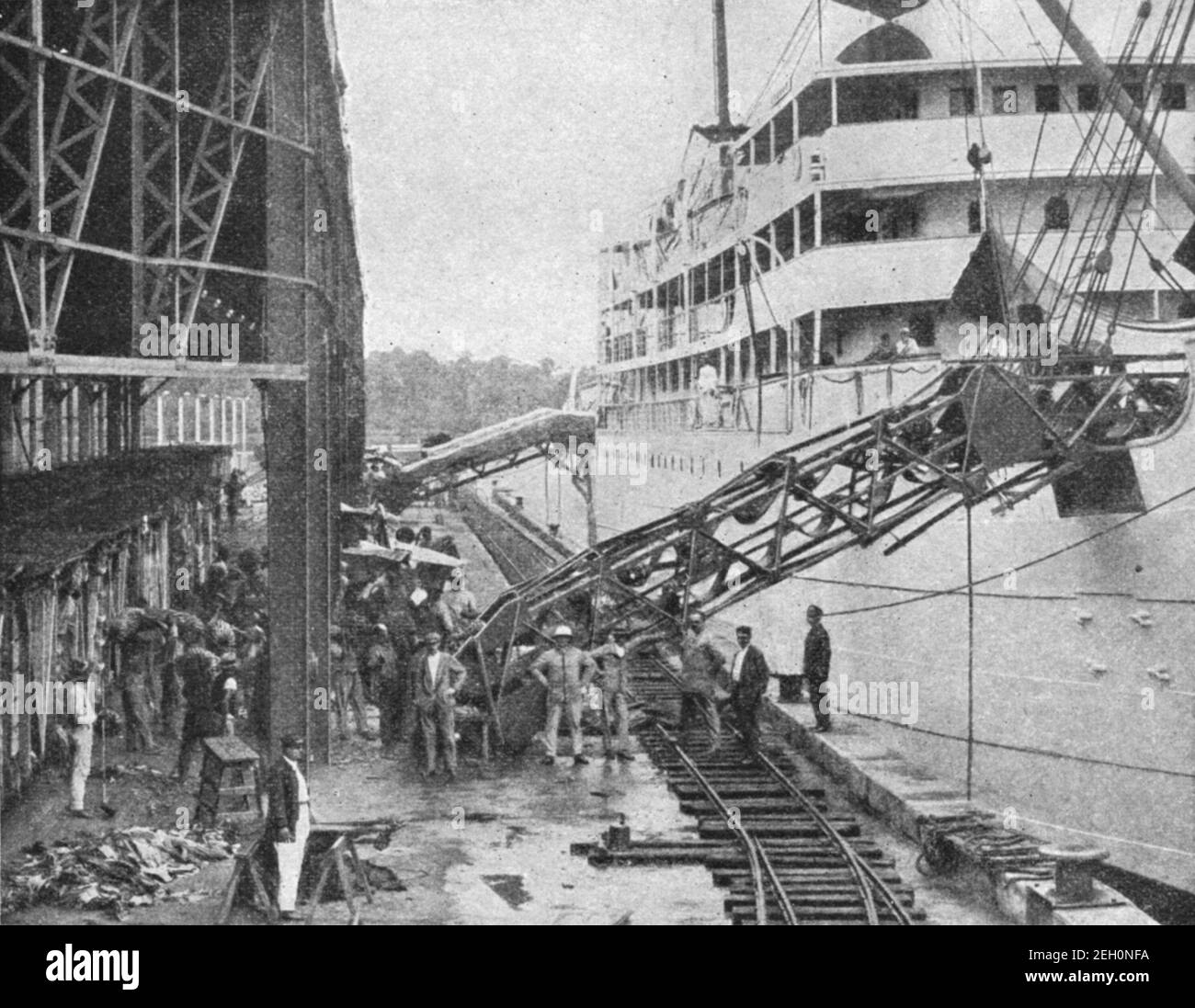 Photo du début du XXe siècle des bananes jamaïcaines en cours de chargement vers un cargo vers le début des années 1900 Banque D'Images