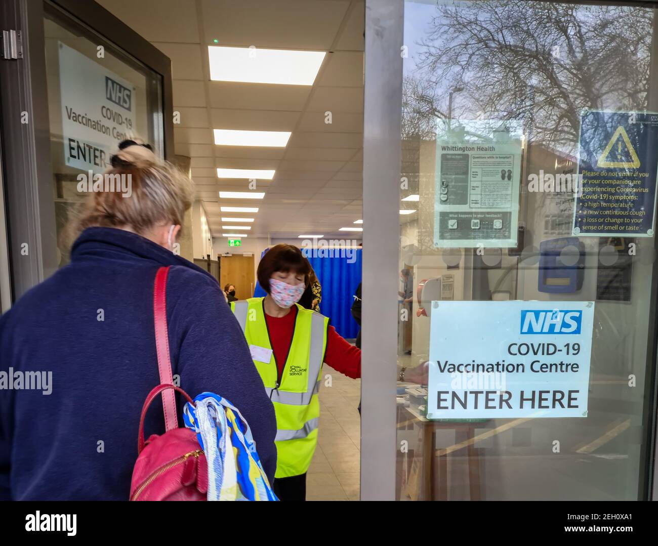 Un centre gouvernemental de vaccination Covid-19 avec du personnel aidant certains publics à se faire vacciner. Banque D'Images Un centre gouvernemental de vaccination Covid-19 avec du personnel aidant certains publics à se faire vacciner. Banque D'Images