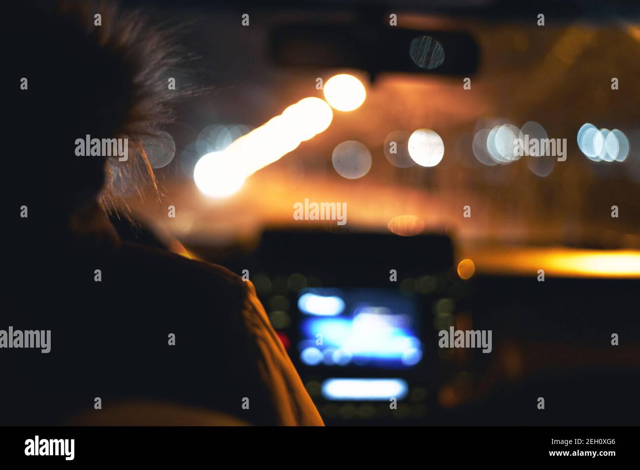 arrière-plan, conduite nocturne sur route en hiver, feux de bokeh Banque D'Images